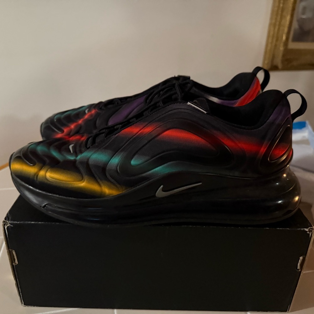 Nike Men's Black and Red Gradient Sneakers